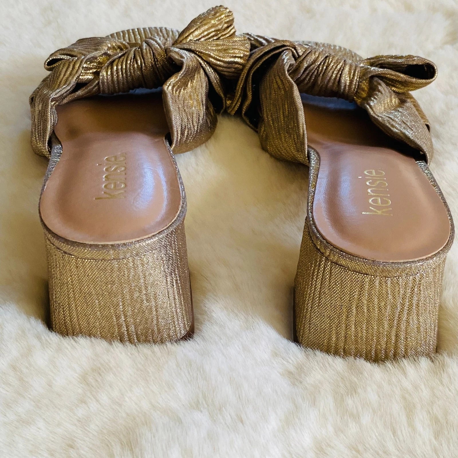 Kensie Urson Gold Foil Fabric Bow Block 2-inch Heeled Sandals Size 8 NEW Retro