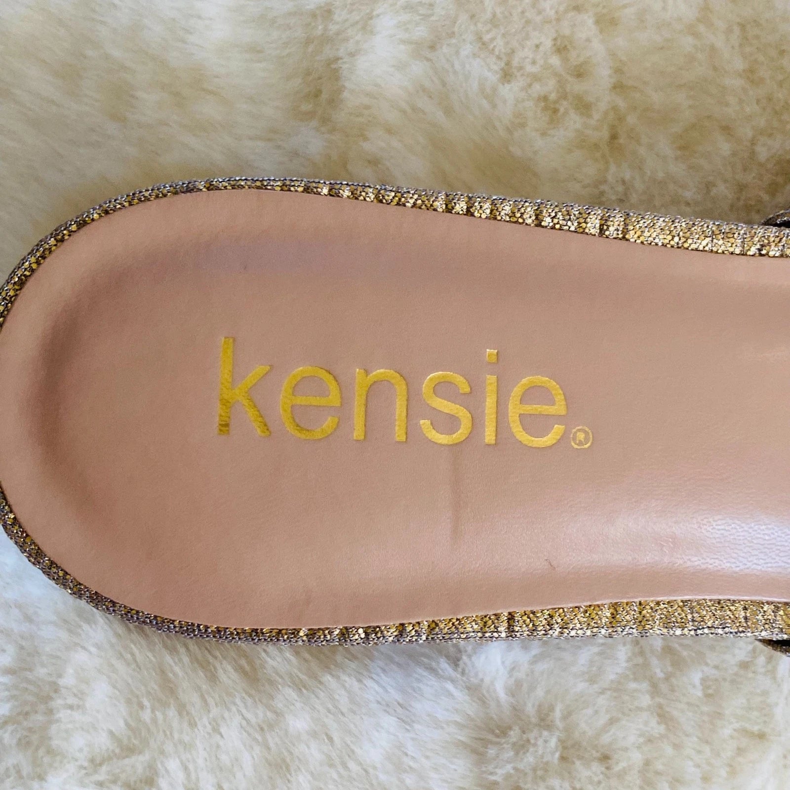 Kensie Urson Gold Foil Fabric Bow Block 2-inch Heeled Sandals Size 8 NEW Retro