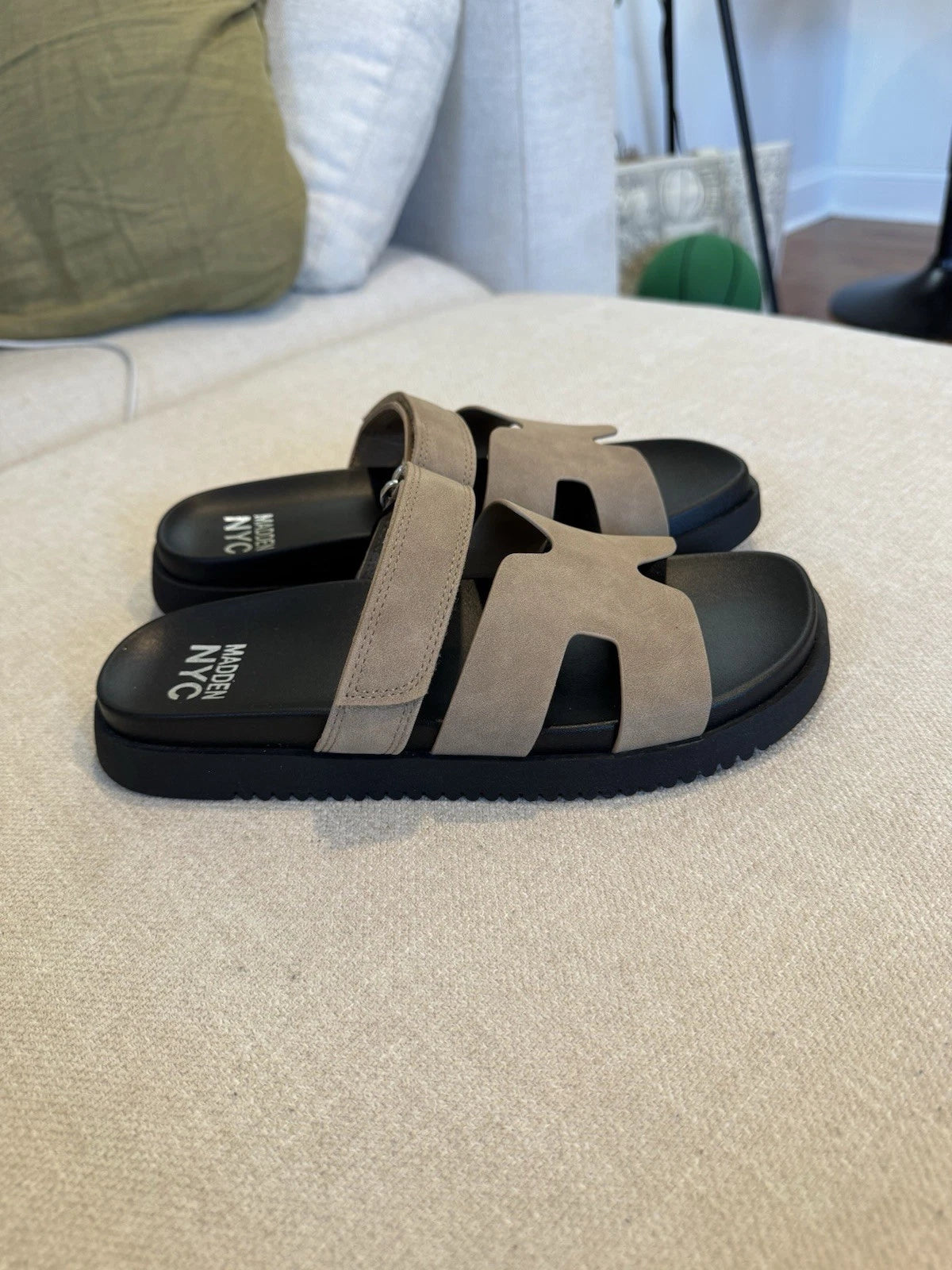 Steve Madden NYC H-style Footbed Sandal, Beige/Black, Sz 7, NWB