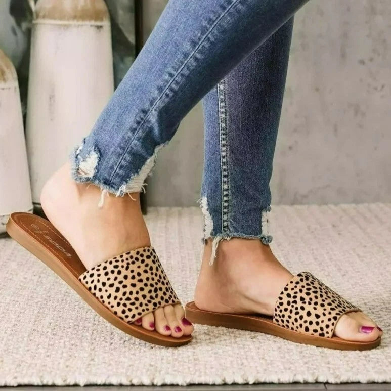 Soda Efron Cheetah Print Slide Sandals 6 Brown Black Tan Faux Suede Fabric Flats