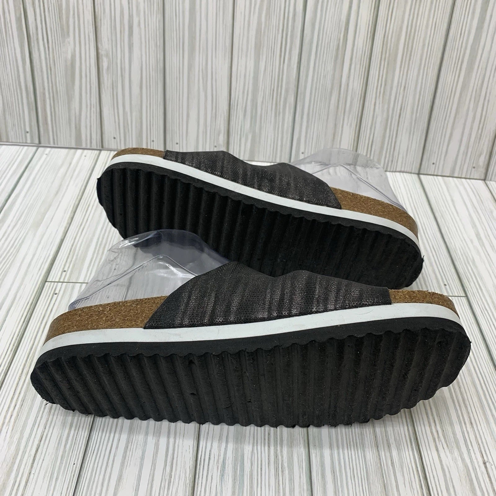 NWOB Boutique Beach Babe Black Metallic Buckle Sandals Women’s Size 7 Slip-On