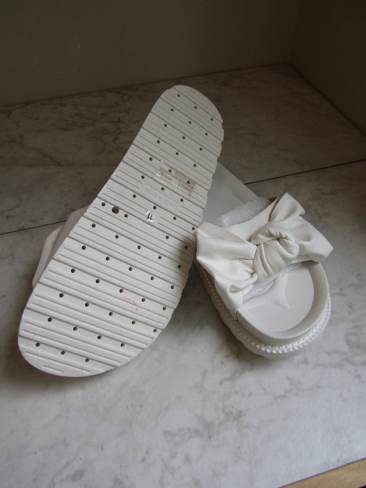 NIB Cape Robbin Feelin White Bow Wide Strap Slides Sandal Shoes Women's Size 11