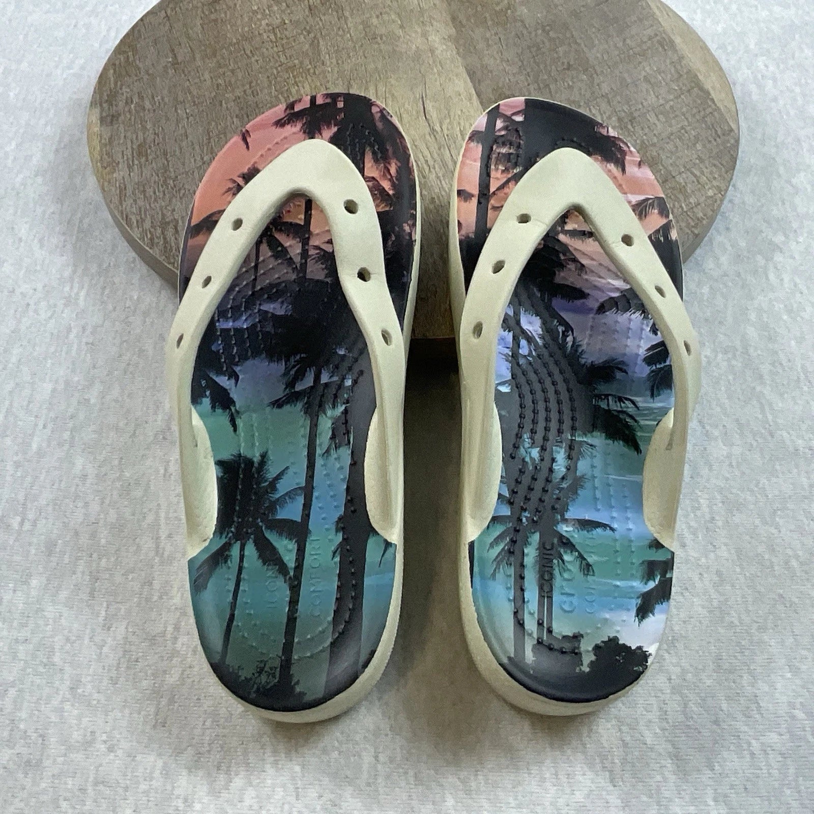 Crocs Platform Flip Flops Sandals Women’s 6 Retro Resort Classic Style Trendy
