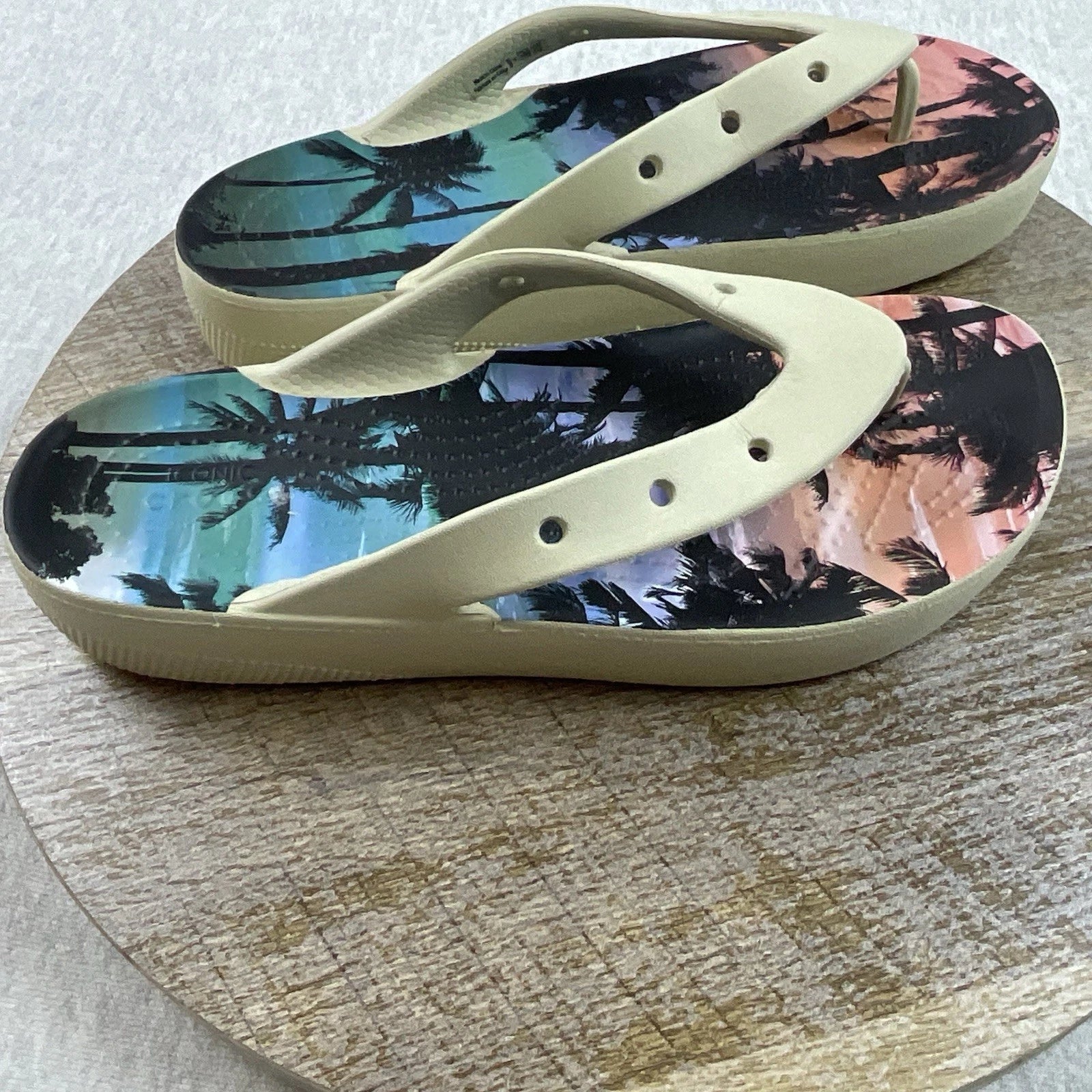 Crocs Platform Flip Flops Sandals Women’s 6 Retro Resort Classic Style Trendy