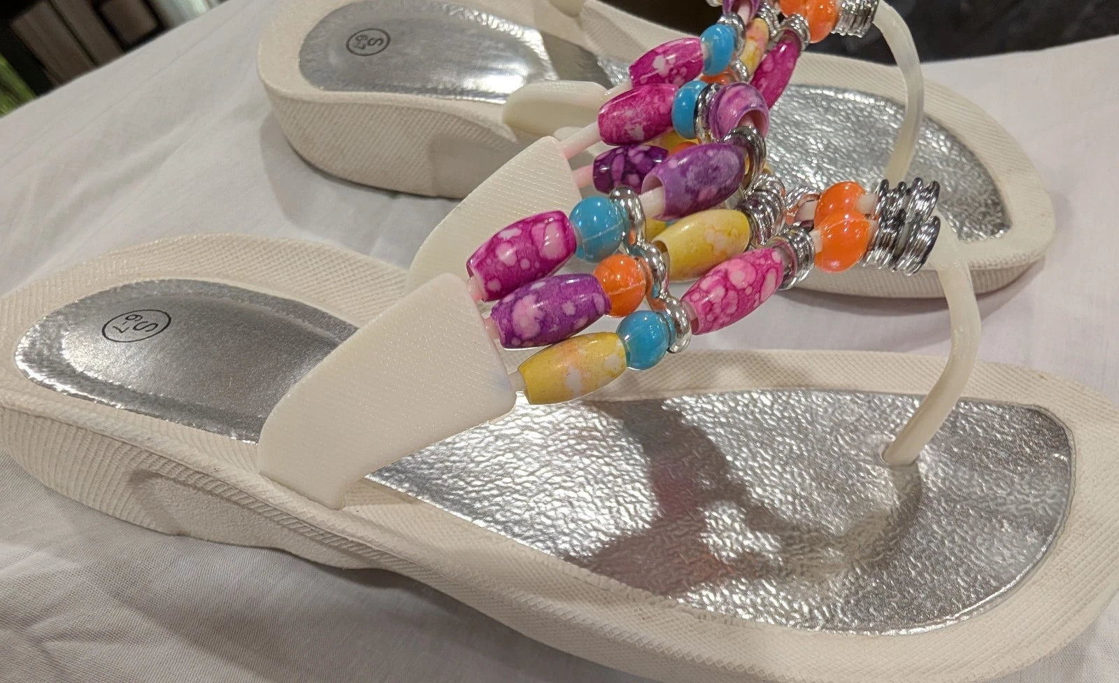 Flip flop women's white/with colorful bead rubber sole, silver, unbranded sz 6-7