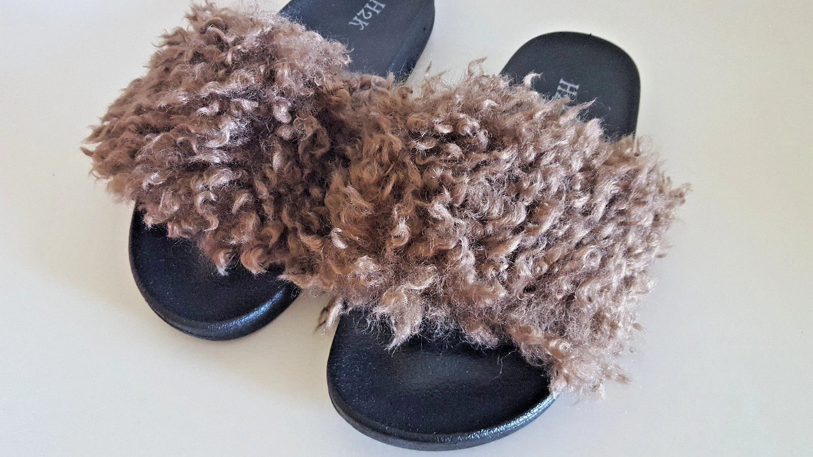 H2K Paula Brown FUZZY Fur Fashion Slides Flip Flops Sandals Slides Cozy Warm