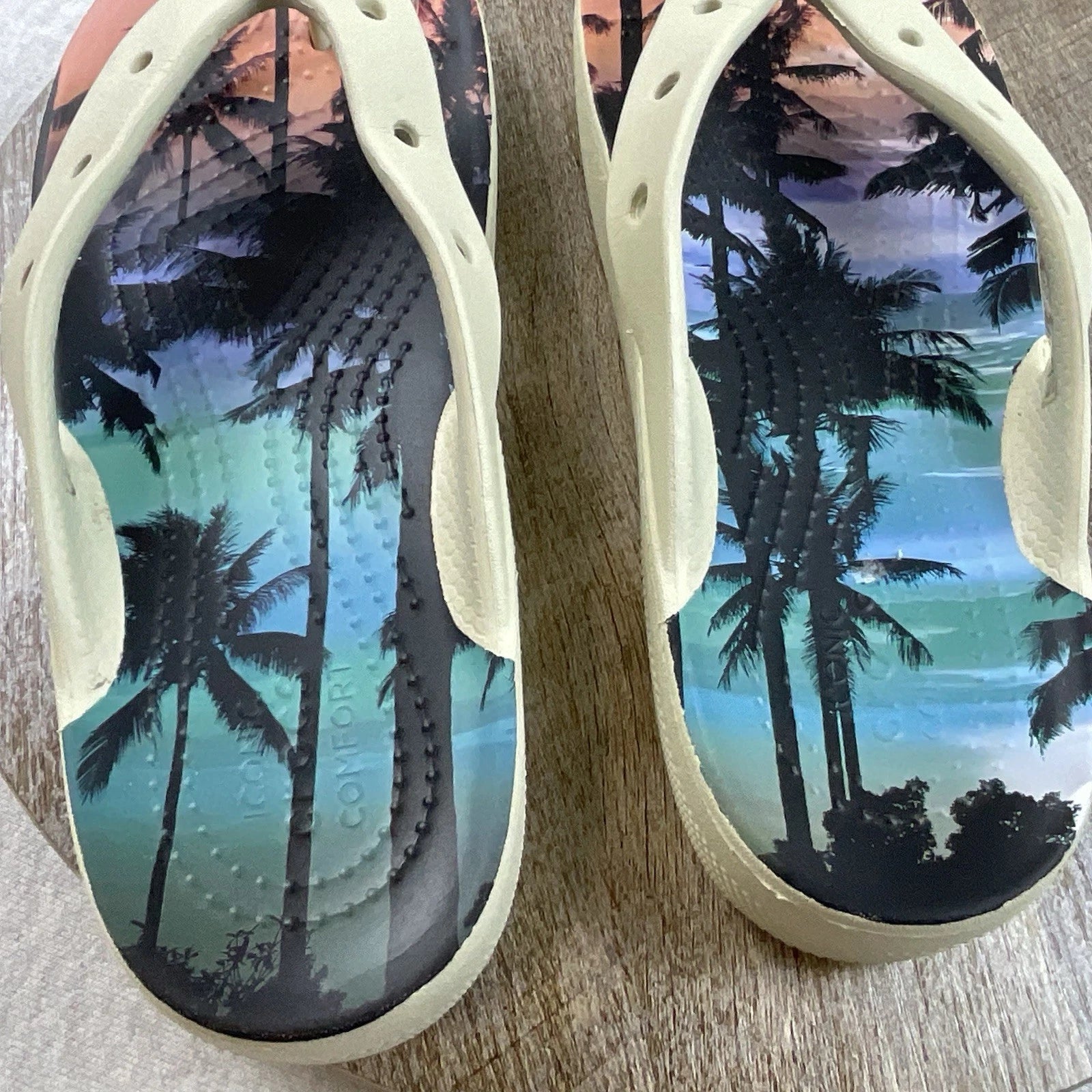 Crocs Platform Flip Flops Sandals Women’s 6 Retro Resort Classic Style Trendy