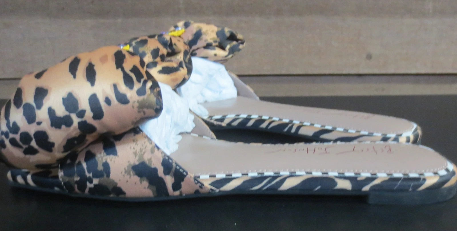 BETSEY JOHNSON WOMEN'S DAISY LEOPARD BOW SLIDES - US 7, 7.5 OR 8
