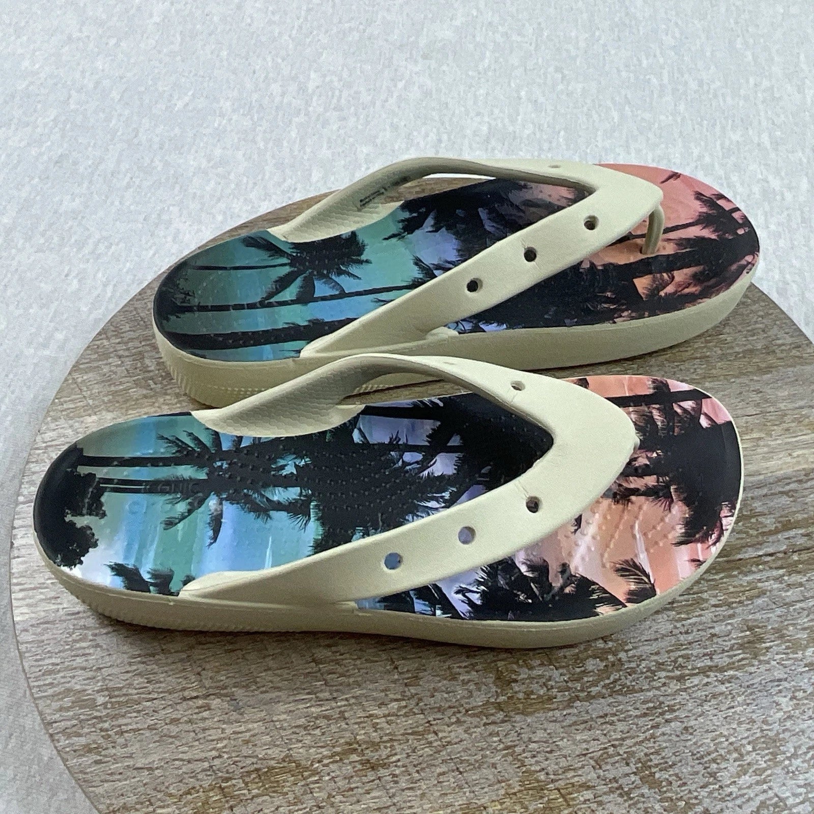 Crocs Platform Flip Flops Sandals Women’s 6 Retro Resort Classic Style Trendy