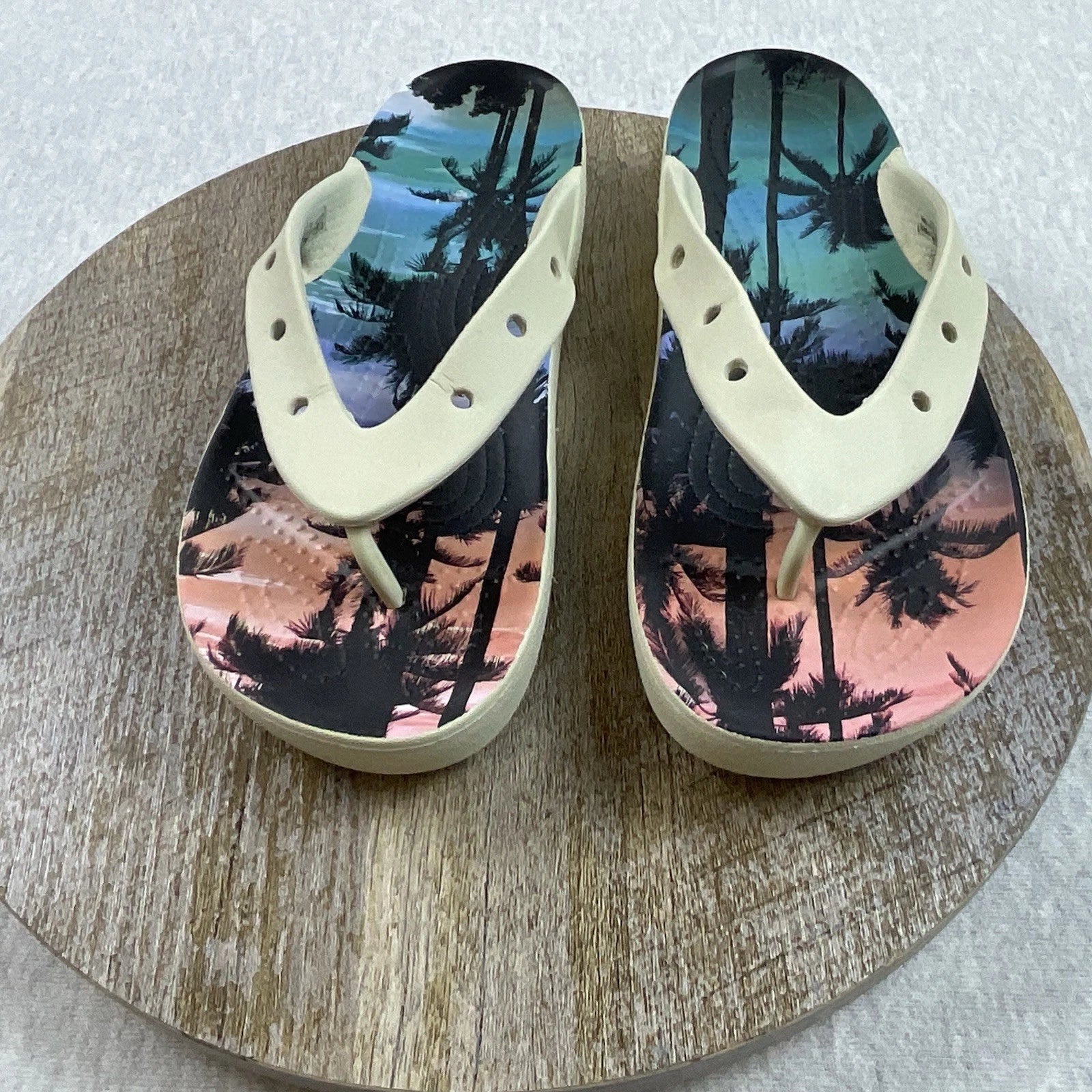 Crocs Platform Flip Flops Sandals Women’s 6 Retro Resort Classic Style Trendy
