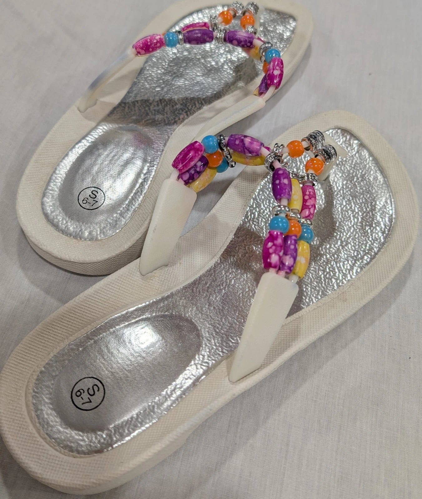 Flip flop women's white/with colorful bead rubber sole, silver, unbranded sz 6-7