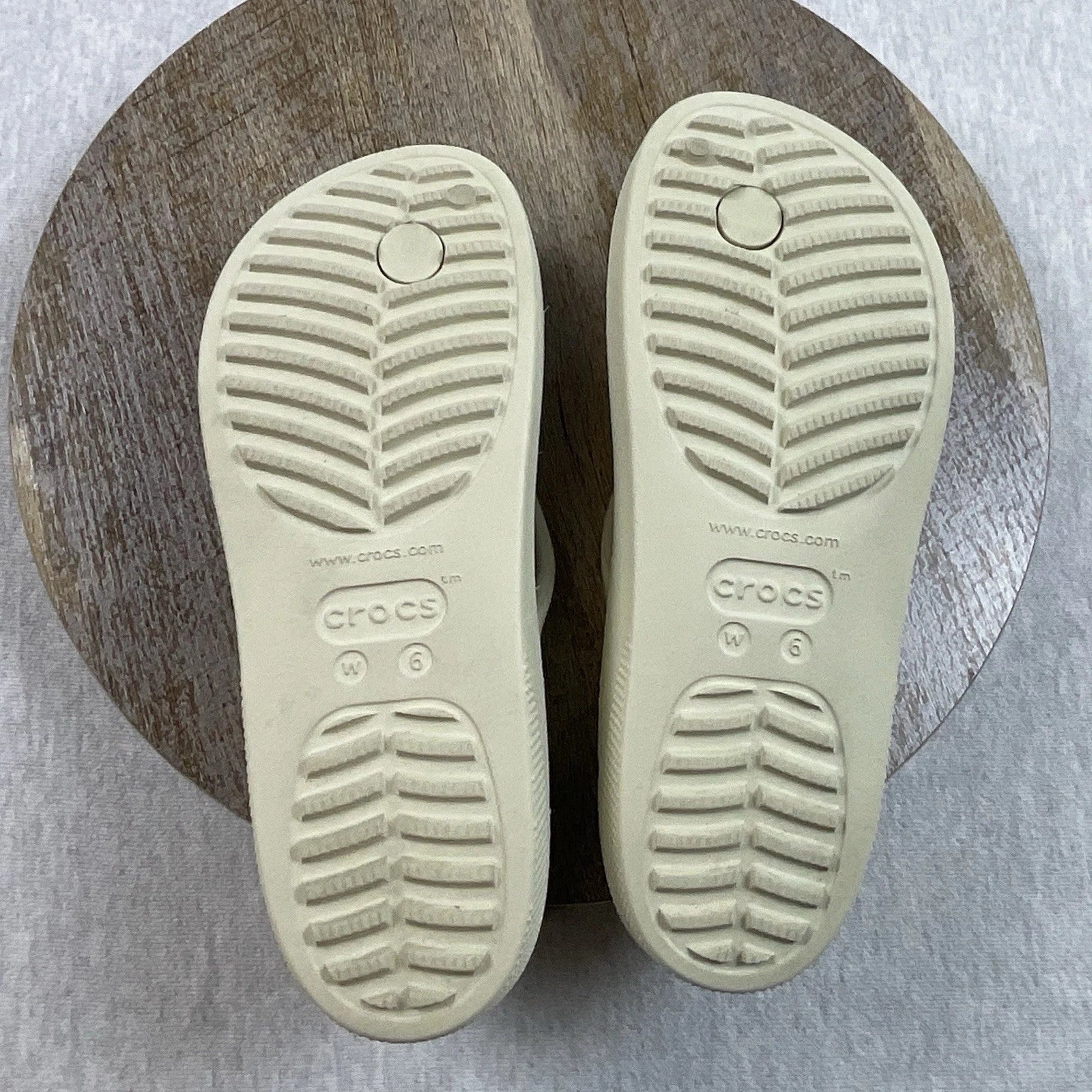 Crocs Platform Flip Flops Sandals Women’s 6 Retro Resort Classic Style Trendy