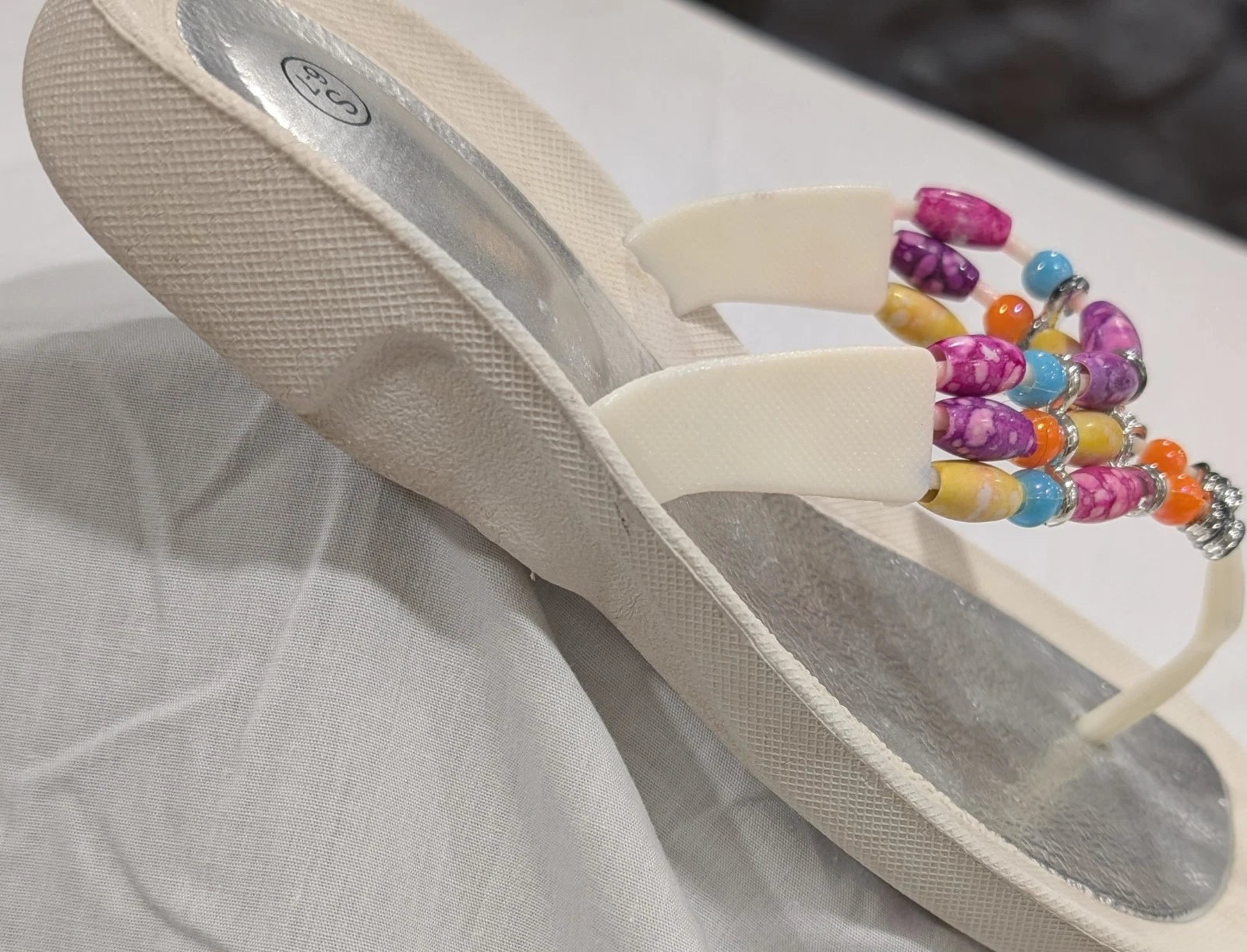 Flip flop women's white/with colorful bead rubber sole, silver, unbranded sz 6-7