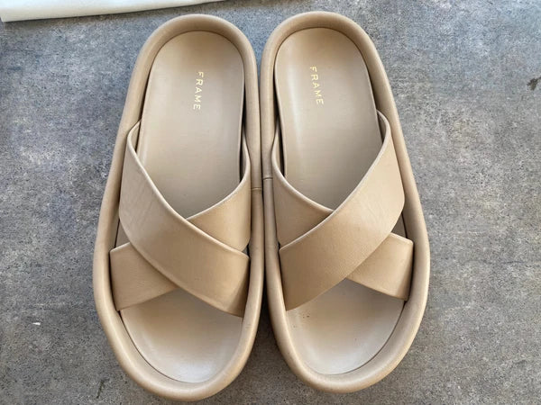 Frame  Le Laurel Oatmeal Leather Platform Slide Sandal Size 38.5 / US 8.5 $398